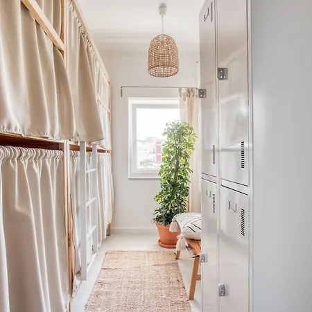 بيت شباب Selina *